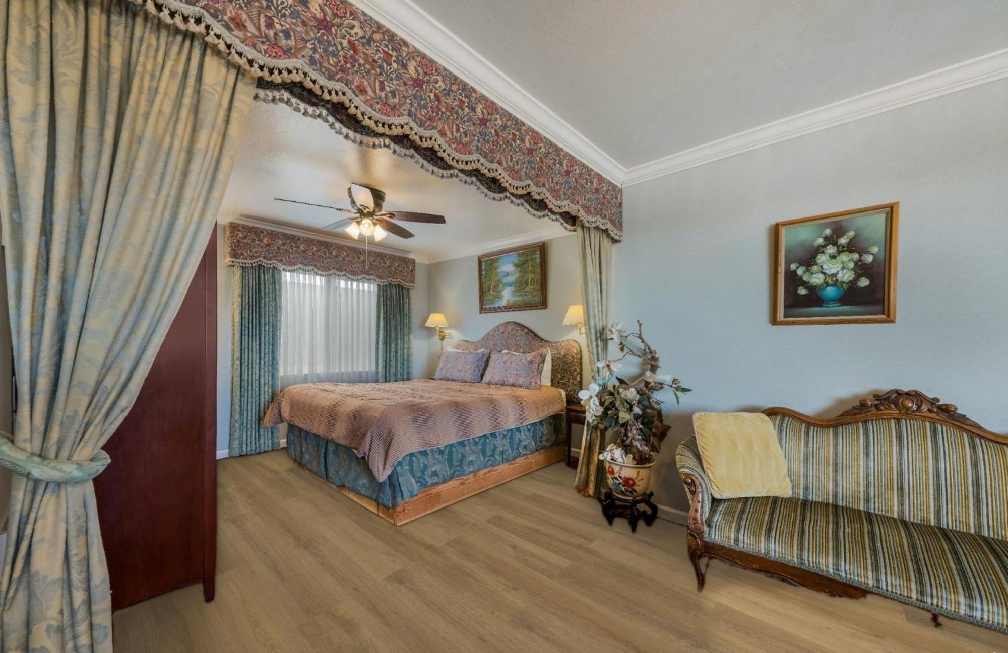 King Suite with Couch,1530198745:JPEG