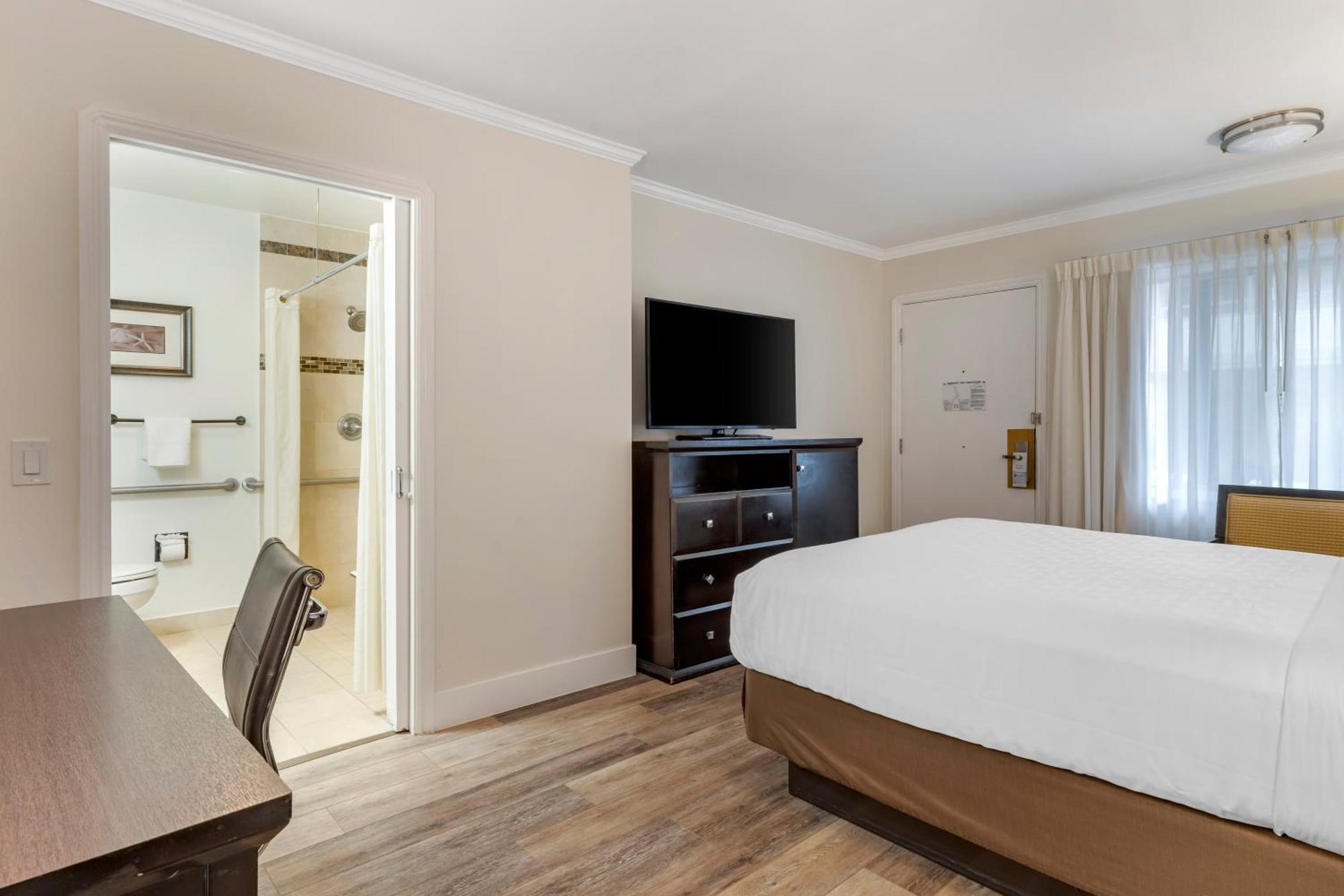 Queen Room Roll Shower Disability Access or Non-Smoking