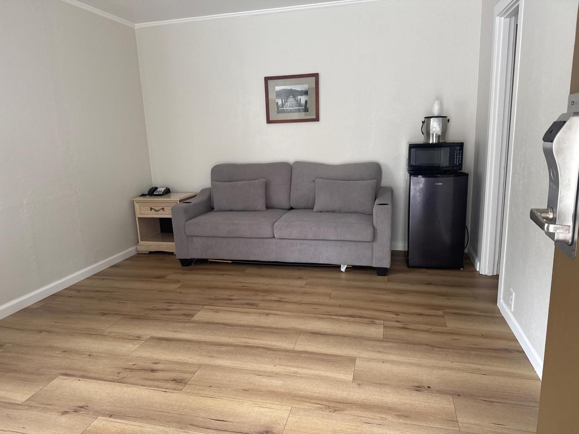 Deluxe Queen Suite