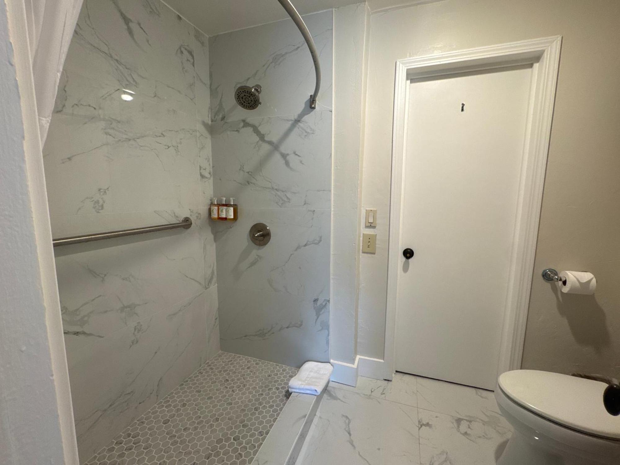 Deluxe Queen Suite