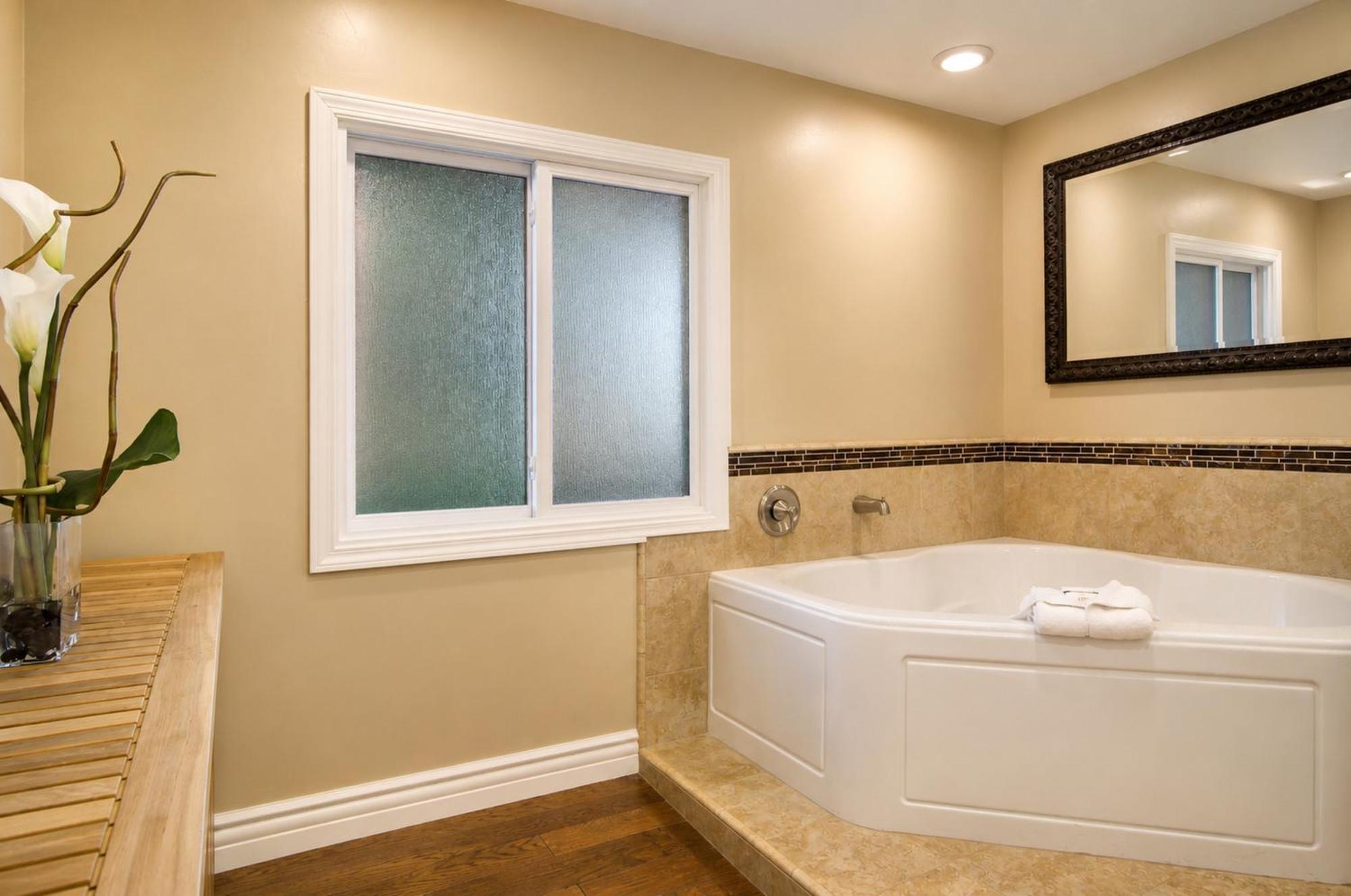 Deluxe Suite with Spa Bath